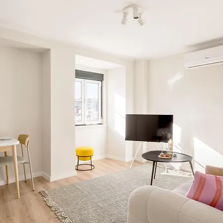 Stunning Views | Chic Appartamento Lisbona